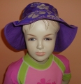 Baby Banz - klobouček s UV KIDZ květ fialový oboustranný 